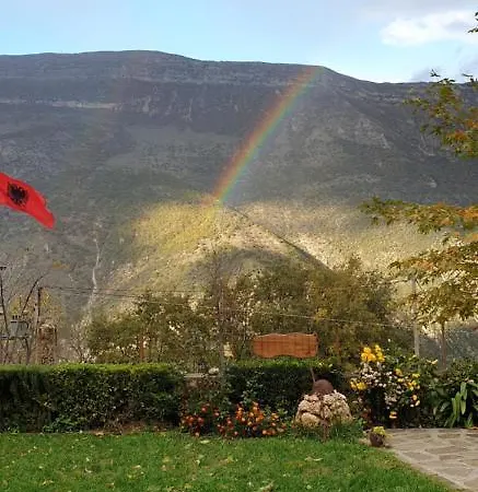 Bujtina Peshtan Guesthouse&camping Maison d'hôtes