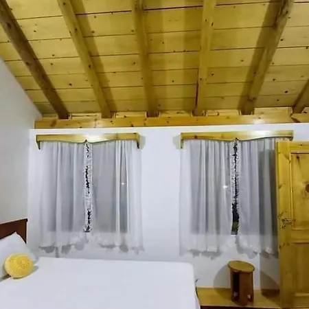 Bujtina Peshtan Guesthouse&camping בית הארחה *
