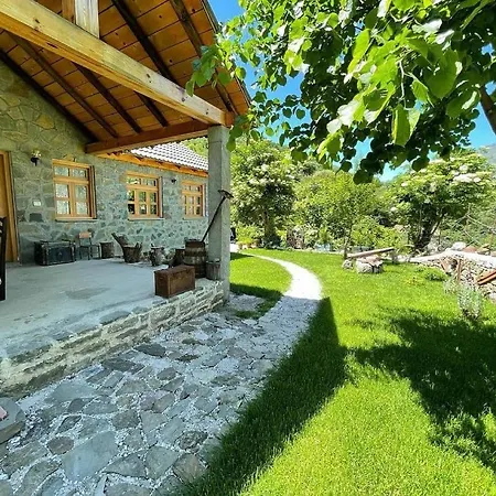 Bujtina Peshtan Guesthouse&camping בית הארחה *