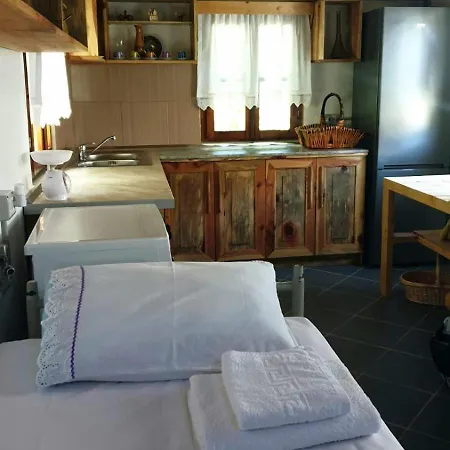 Bujtina Peshtan Guesthouse&camping בית הארחה *