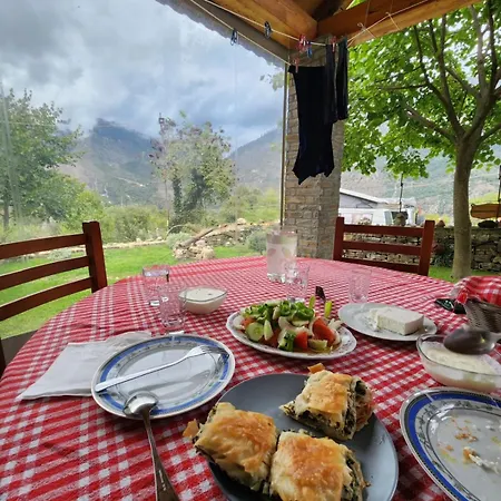 Bujtina Peshtan Guesthouse&camping בית הארחה *