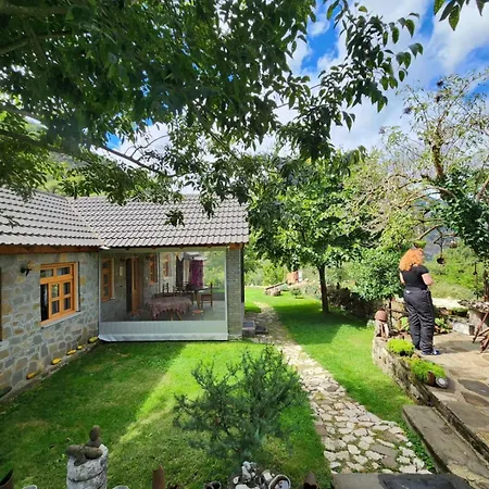 Bujtina Peshtan Guesthouse&camping Pensión Tepelene