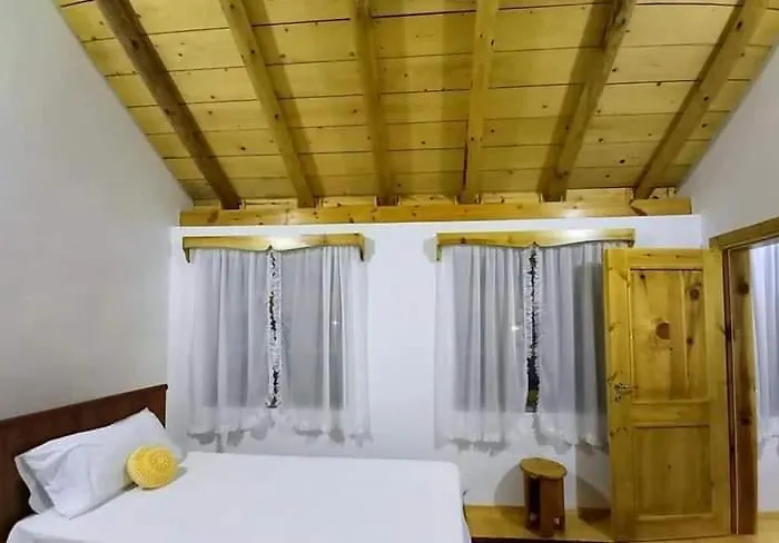 Bujtina Peshtan Guesthouse&camping בית הארחה *