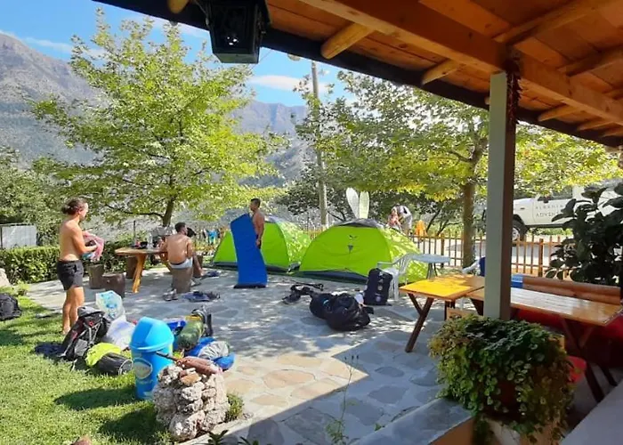 Bujtina Peshtan Guesthouse&camping בית הארחה *