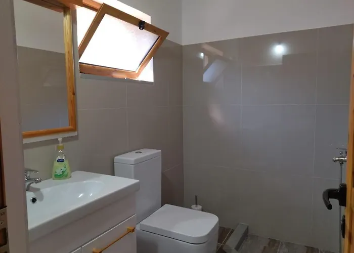 Bujtina Peshtan Guesthouse&camping בית הארחה *