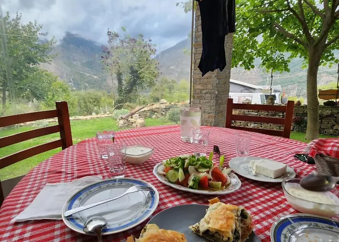 Bujtina Peshtan Guesthouse&camping בית הארחה *